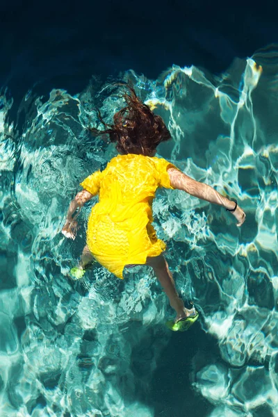 Тело девочки в бассейне — стоковое фото