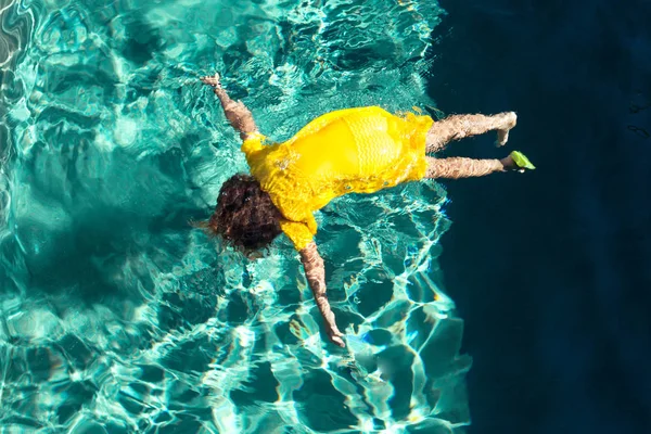 Corpo de uma menina na piscina — Fotografia de Stock