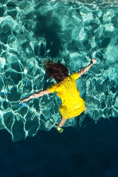 Corpo de uma menina na piscina — Fotografia de Stock