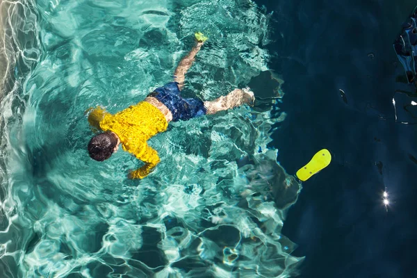 Body of a boy in the pool — Stock Photo, Image