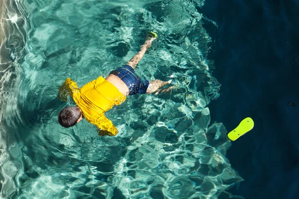 수영장에서 소년의 몸 — 스톡 사진