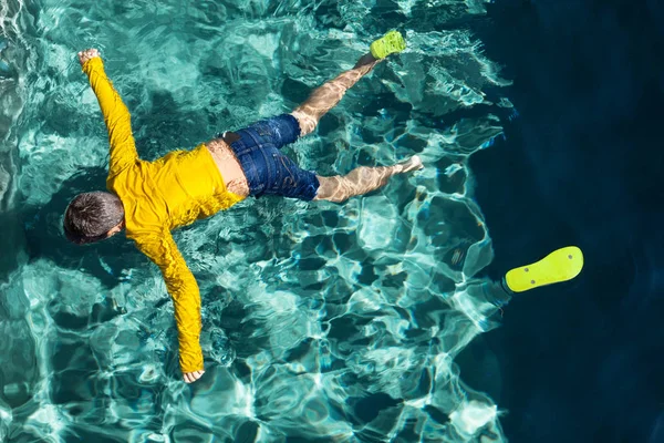 Тело мальчика в бассейне — стоковое фото