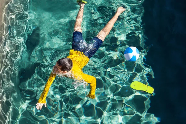 Corpo de um menino na piscina — Fotografia de Stock