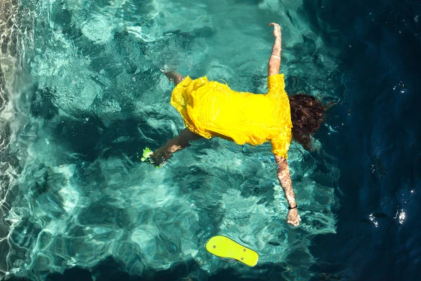 Το σώμα ενός κοριτσιού στην πισίνα — Φωτογραφία Αρχείου