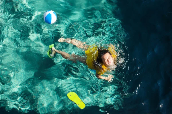 Body of a girl in the pool — Stock Photo, Image