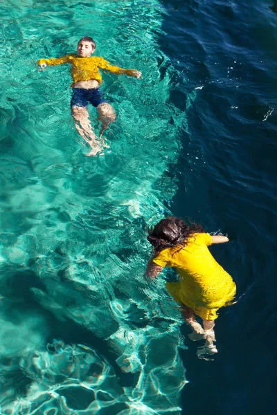 Duas crianças na piscina — Fotografia de Stock