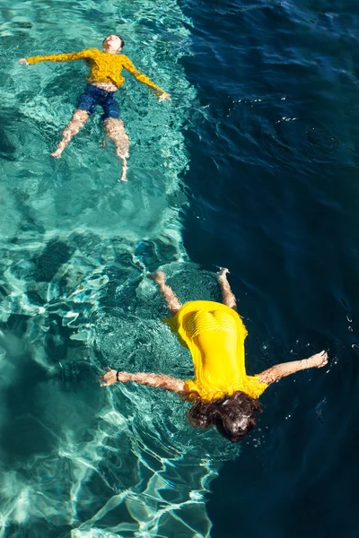 Δύο παιδιά στην πισίνα — Φωτογραφία Αρχείου