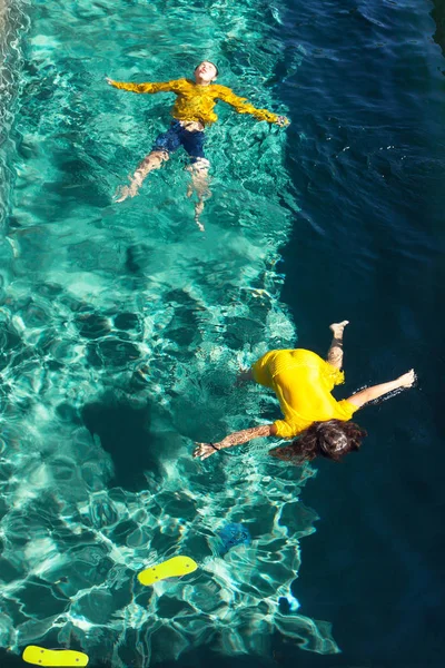 Duas crianças na piscina — Fotografia de Stock