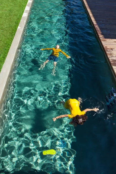 Двое детей в бассейне — стоковое фото