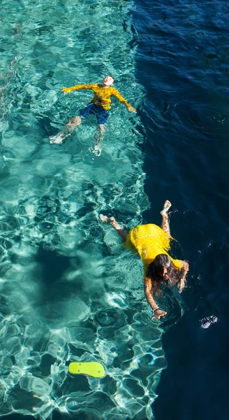 수영장에서 두 아이 — 스톡 사진