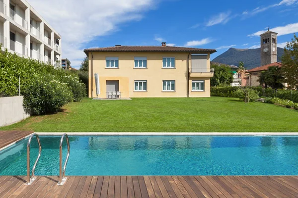 Piscina de uma residência privada — Fotografia de Stock