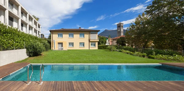 Piscina de uma residência privada — Fotografia de Stock