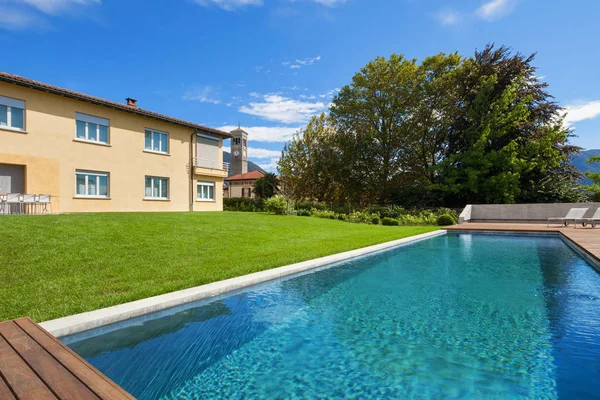 Piscina de uma residência privada — Fotografia de Stock