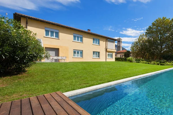 Piscina de uma residência privada — Fotografia de Stock