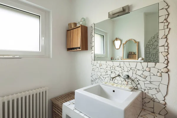 Интерьер, ванная комната, современная раковина — стоковое фото