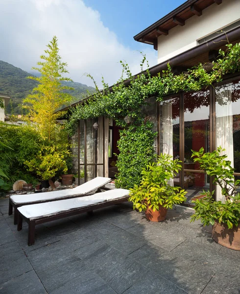 Huis buiten, mooie patio — Stockfoto