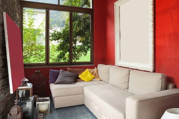 Веранда с удобным диваном — стоковое фото