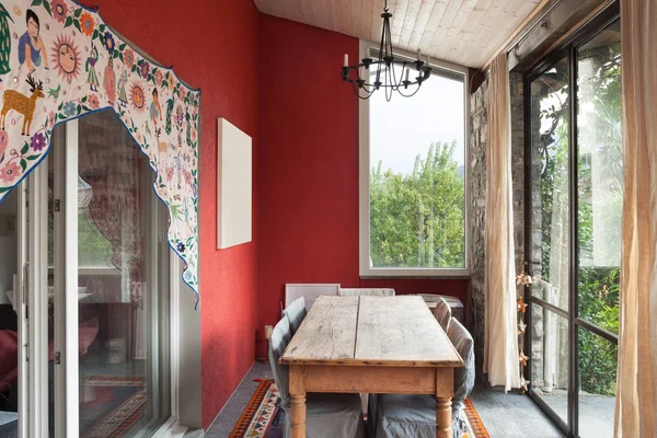 Interior, terraza con mesa de comedor antigua — Foto de Stock