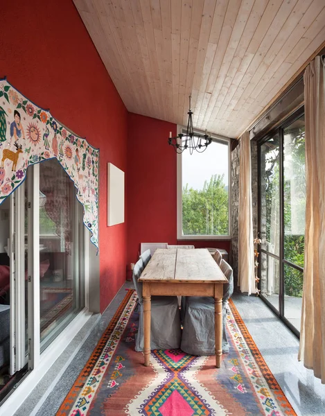 Interior, terraza con mesa de comedor antigua — Foto de Stock