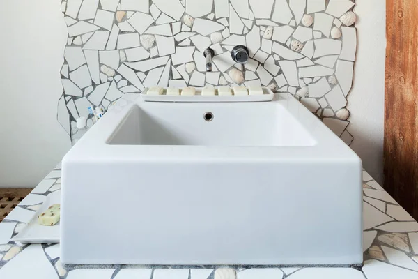 Раковина у ванній кімнаті — стокове фото