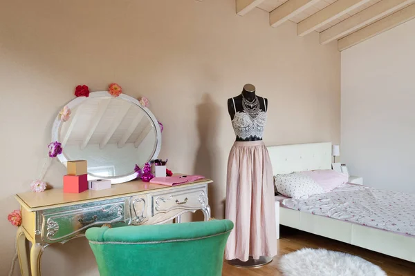 Interieur, ruime slaapkamer — Stockfoto