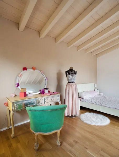 Interieur, ruime slaapkamer — Stockfoto