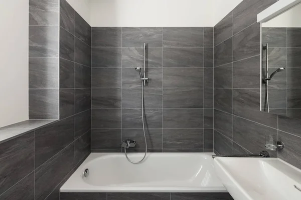 Інтер'єр сучасного будинку, сіра ванна кімната — стокове фото