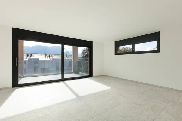 Interior, amplia habitación con balcón — Foto de Stock