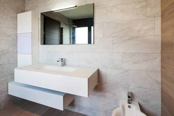 Salle de bain moderne d'un nouvel appartement — Photo