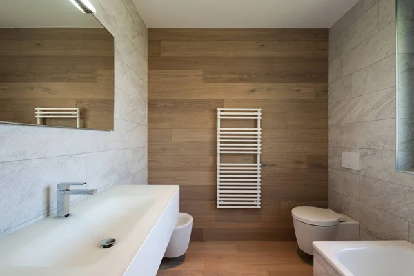 Banheiro moderno de um novo apartamento — Fotografia de Stock