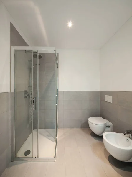 Banheiro moderno de um novo apartamento — Fotografia de Stock