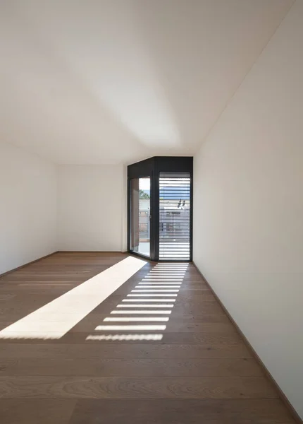 Interiör, stort rum med fönster — Stockfoto