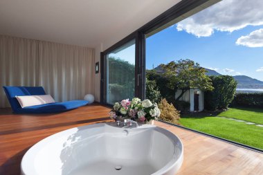 Yuvarlak küvet ile iç, banyo