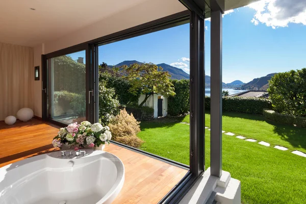 Interior, bathroom with round bathtub — Stock Photo, Image