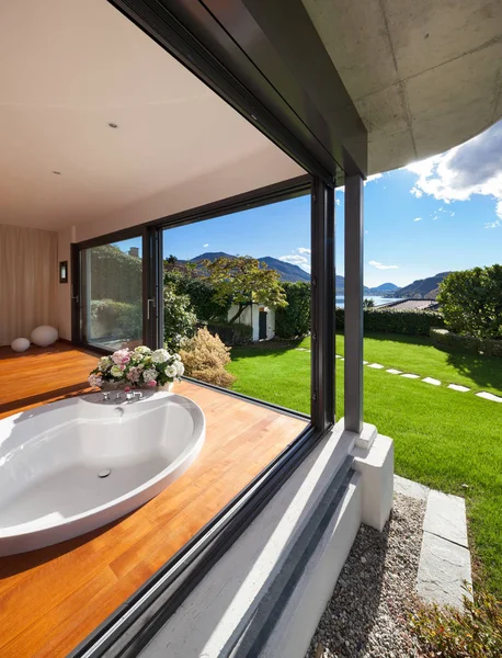 Intérieur, salle de bain avec baignoire ronde — Photo