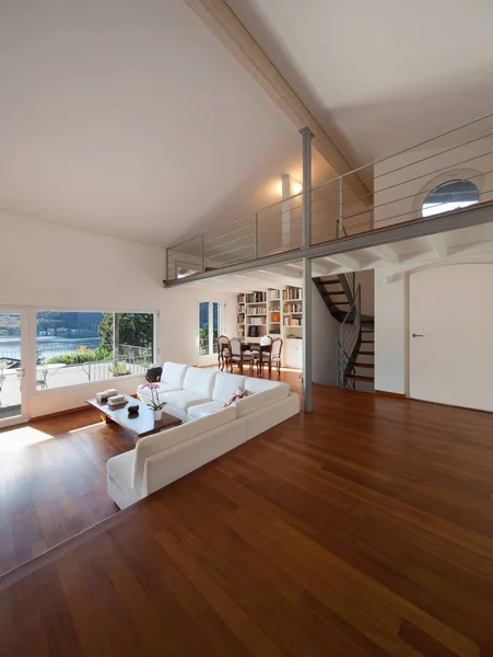 Wohnzimmer eines Dachgeschosses — Stockfoto