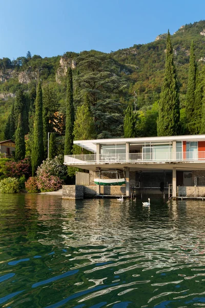 Casa de concreto junto ao lago — Fotografia de Stock