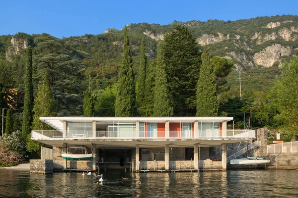 Göl kenarında beton ev — Stok fotoğraf