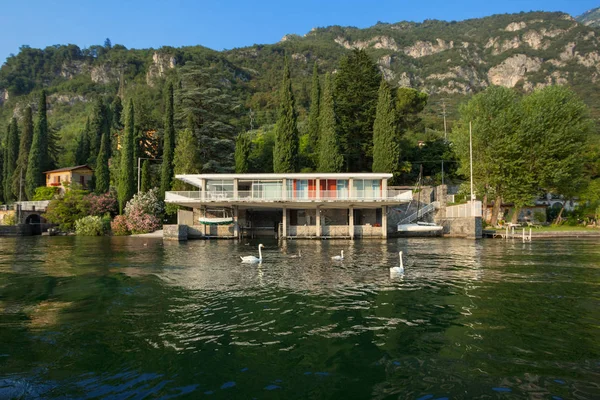 Casa de concreto junto ao lago — Fotografia de Stock