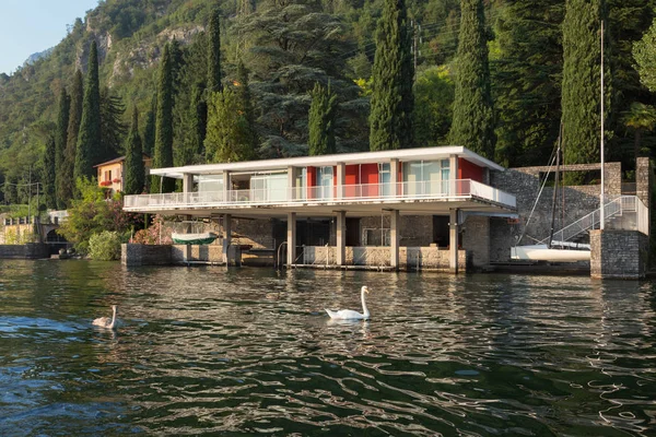 Σπίτι στη λίμνη, σε εξωτερικούς χώρους — Φωτογραφία Αρχείου