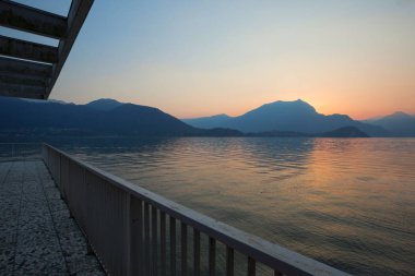 Panoramik göl günbatımı