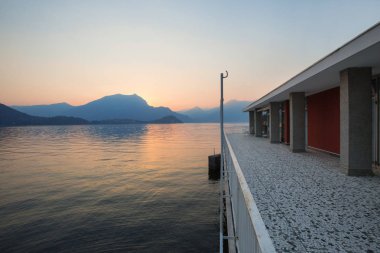 Panoramik göl günbatımı