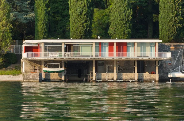 Casa de concreto junto ao lago — Fotografia de Stock