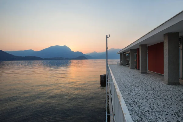 Vista panoramica, lago al tramonto — Foto Stock