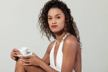 bir kahve olan kadın