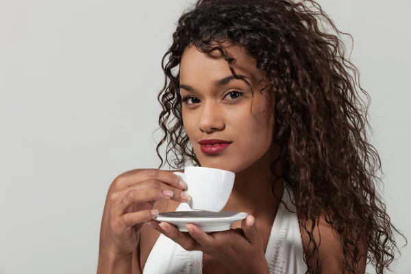 Portrait of a girl with a cup of coffee — Stock Photo, Image