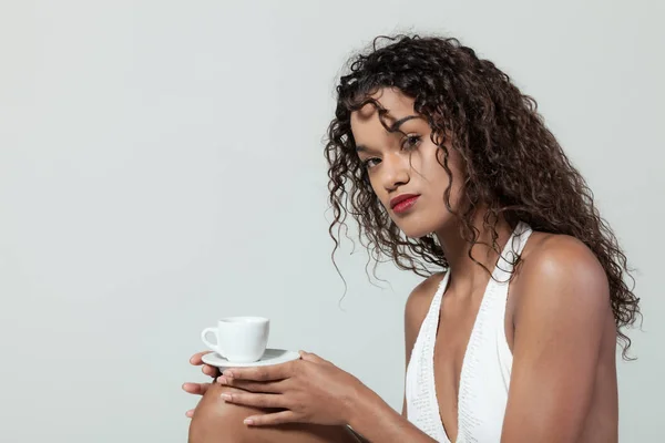 Mujer joven bebe un café —  Fotos de Stock