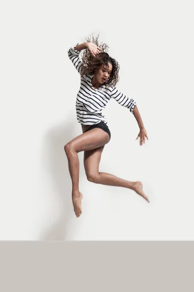 Desempenho de uma jovem bailarina brasileira — Fotografia de Stock