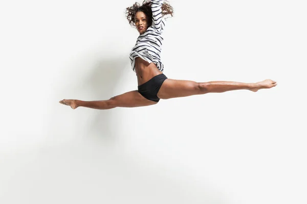 Esibizione di una giovane ballerina brasiliana — Foto Stock