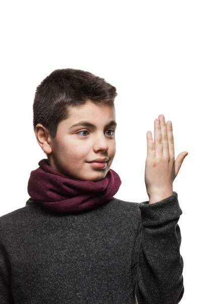 Ragazzo guarda il palmo della sua mano — Foto Stock